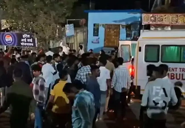 नासिक में दर्दनाक हादसा, कार की चपेट में आए पुलिसकर्मी और श्रद्धालु