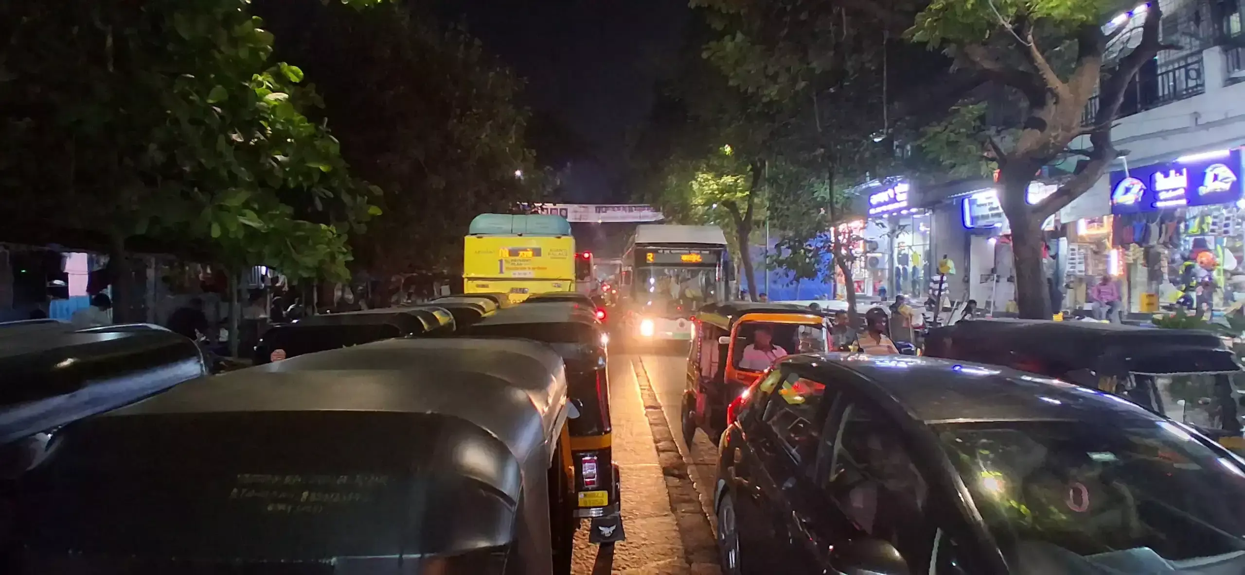 ठाणे में ट्रैफिक जाम ने बढ़ाई मुश्किलें, वाहन चालकों का समय बर्बाद
