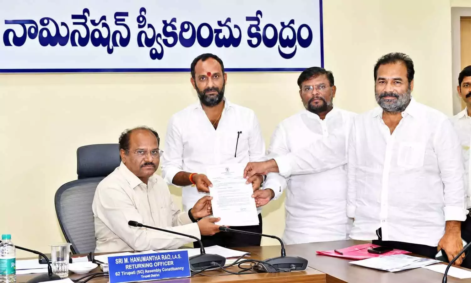 टीडीपी और YSRCP नेताओं ने नेल्लोर मेयर का पर्चा दाखिल किया टीडीपी और YSRCP नेताओं ने नेल्लोर मेयर का पर्चा दाखिल किया