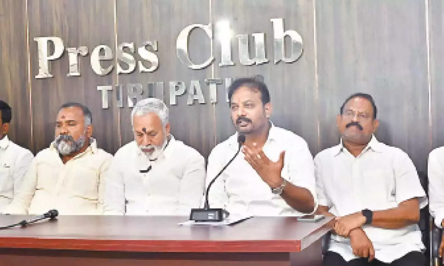 Andhra: टीडीपी नेताओं ने पुंगनूर स्थानीय निकाय नामांकन केंद्र पर हिंसा की निंदा की Andhra: टीडीपी नेताओं ने पुंगनूर स्थानीय निकाय नामांकन केंद्र पर हिंसा की निंदा की