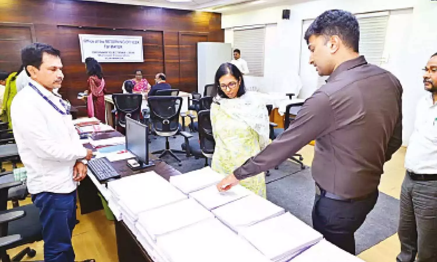 Andhra: NTR चुनाव पर्यवेक्षक ने VMC मेयर नामांकन प्रक्रिया का निरीक्षण किया Andhra: NTR चुनाव पर्यवेक्षक ने VMC मेयर नामांकन प्रक्रिया का निरीक्षण किया