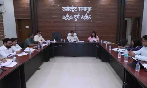 राजस्व प्रकरणों के त्वरित निराकरण पर जोर, लापरवाही बरतने वाले पटवारियों पर होगी कार्रवाई राजस्व प्रकरणों के त्वरित निराकरण पर जोर, लापरवाही बरतने वाले पटवारियों पर होगी कार्रवाई