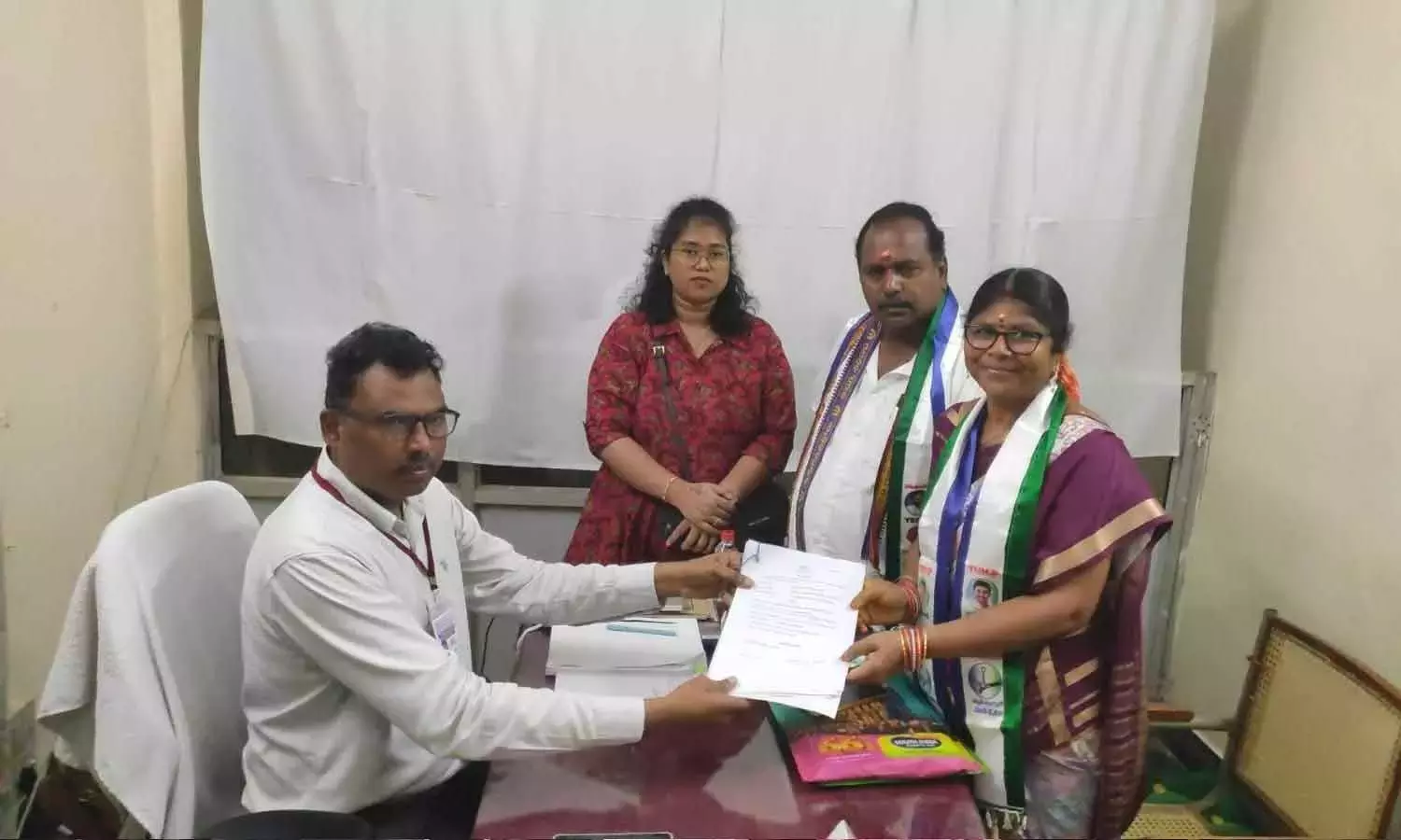 YSRCP उम्मीदवार श्रीदेवी ने गुंटूर मेयर के लिए नामांकन दाखिल किया YSRCP उम्मीदवार श्रीदेवी ने गुंटूर मेयर के लिए नामांकन दाखिल किया