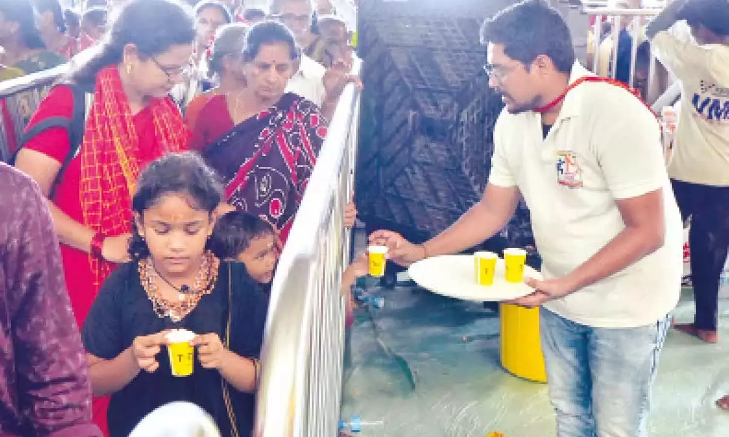 Andhra: 850 एनएसएस, यूथ रेड क्रॉस स्वयंसेवक दशहरा भक्तों की सेवा करते हैं Andhra: 850 एनएसएस, यूथ रेड क्रॉस स्वयंसेवक दशहरा भक्तों की सेवा करते हैं