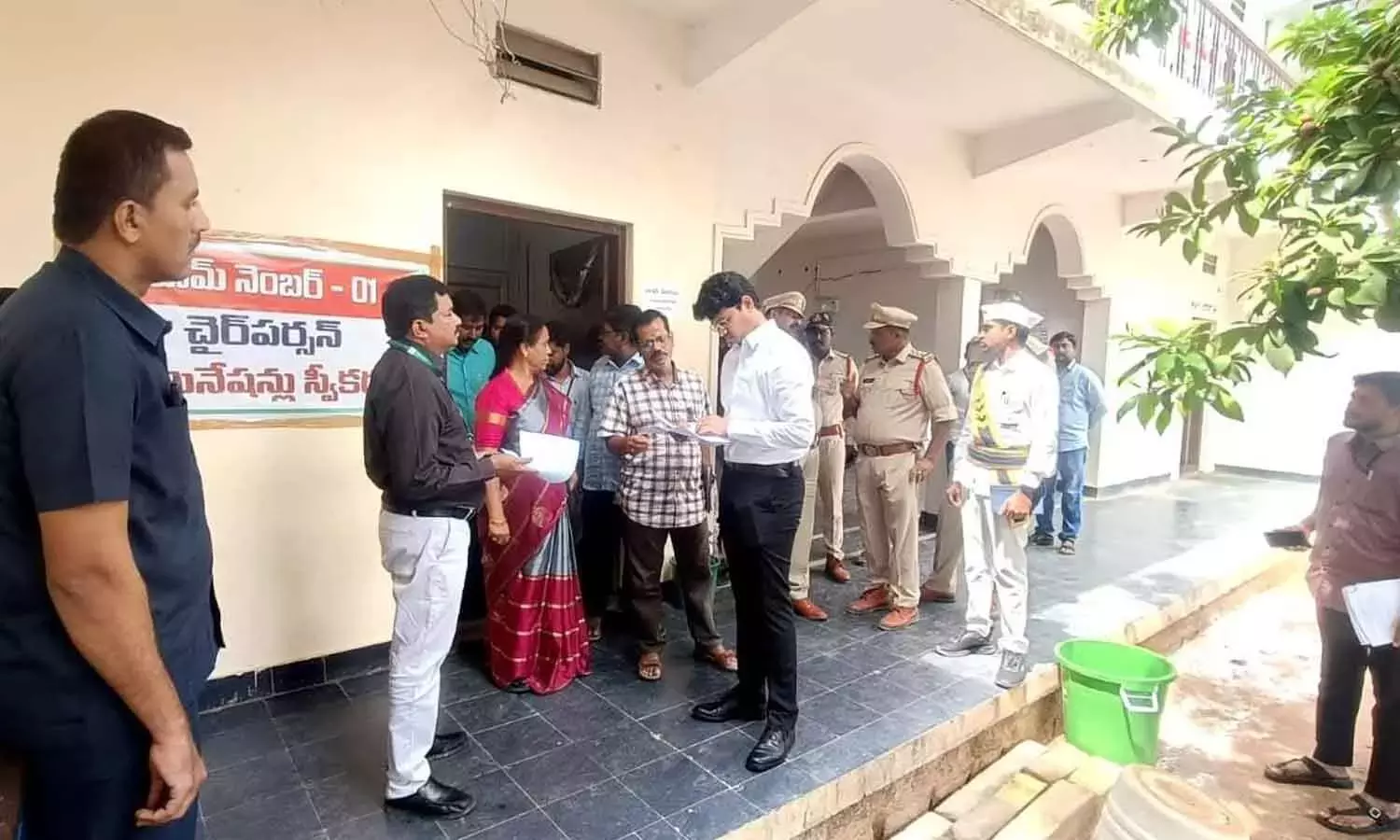 Andhra: कल्याणदुर्ग नगरपालिका कार्यालय नामांकन केंद्र की समीक्षा की गई Andhra: कल्याणदुर्ग नगरपालिका कार्यालय नामांकन केंद्र की समीक्षा की गई