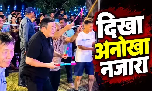 भारत आए विदेशी विशेषज्ञ पर चढ़ा गरबा का जादू, लोगों के साथ खेला डांडिया भारत आए विदेशी विशेषज्ञ पर चढ़ा गरबा का जादू, लोगों के साथ खेला डांडिया