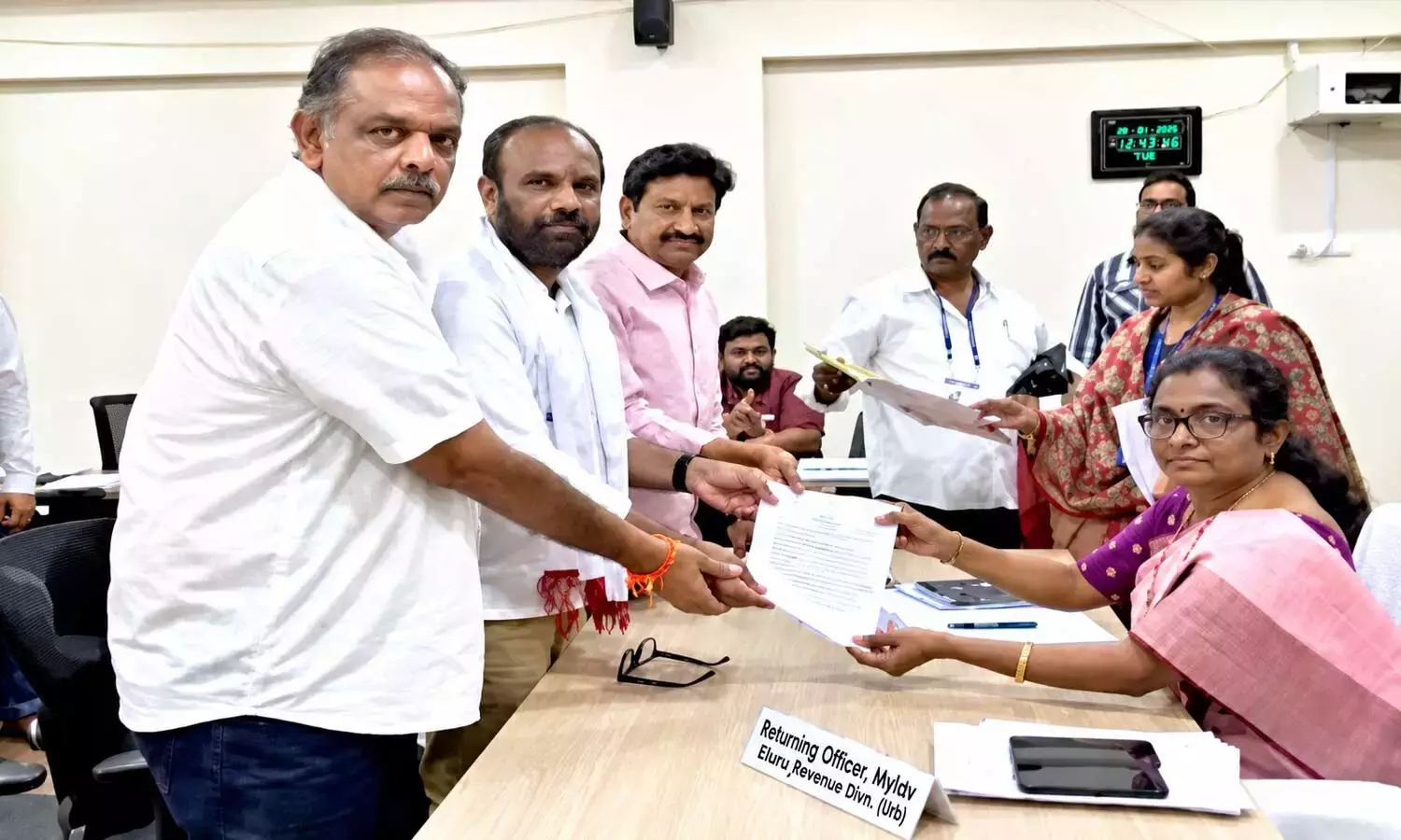 Andhra: वंगावेती राधाकृष्ण ने विजयवाड़ा नगर निगम के मेयर के लिए नामांकन दाखिल किया