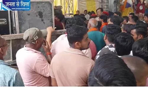 दुर्गा पूजा के बीच बवाल, साउंड सिस्टम जब्त करने पर भड़के श्रद्धालु
