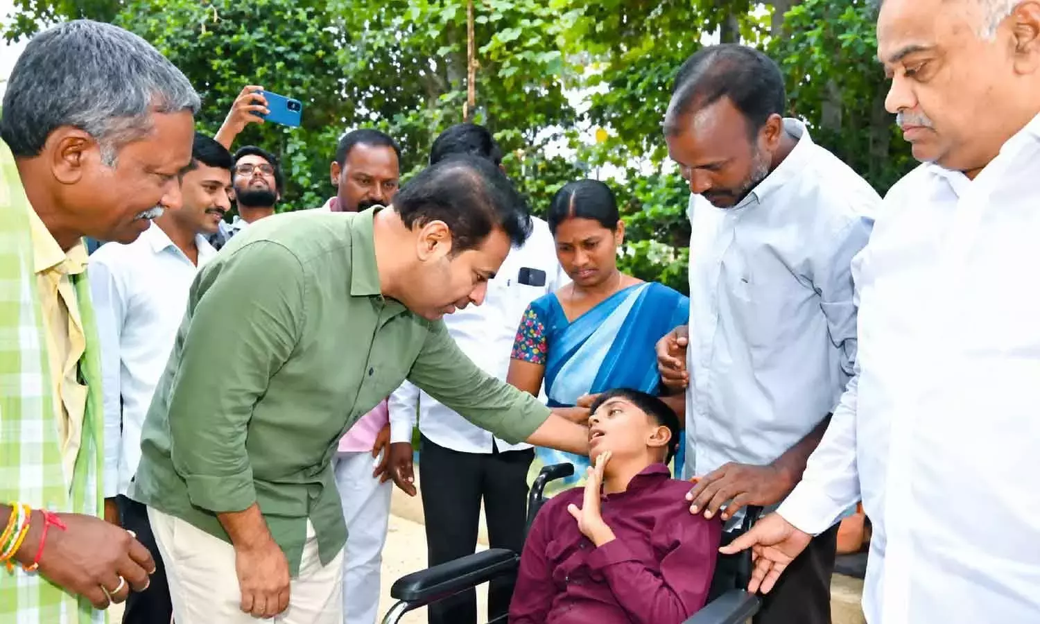 Telangana: केटीआर ने बीमार लड़के की इच्छा पूरी की, चिकित्सा सहायता का वादा किया