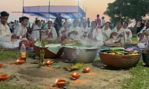 असम: कटी बिहू पर किसानों ने खेत-खलिहानों में जलाए मिट्टी के दीये