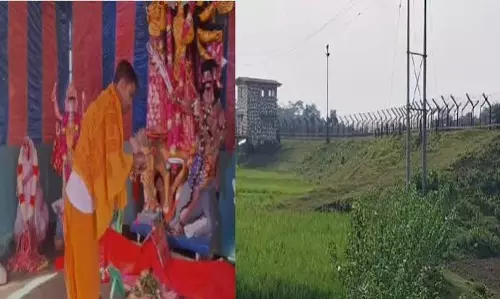 असम का सीमावर्ती गांव: शांति और परंपरा के साथ मना रहा दुर्गा पूजा