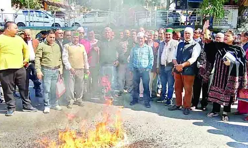 कांग्रेस ने फूंका चुनाव आयुक्त का पुतला कांग्रेस ने फूंका चुनाव आयुक्त का पुतला