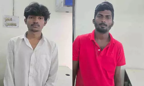 बाथरूम में नहाती युवतियों के बनाए अश्लील वीडियो, नाबालिग सहित 3 गिरफ्तार