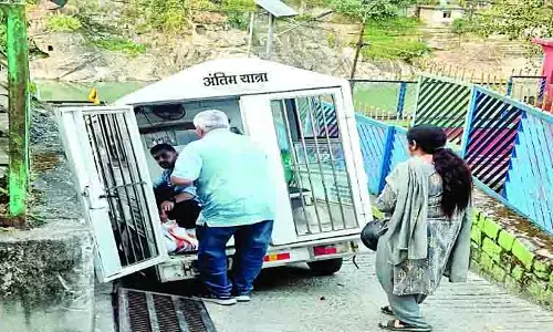अंतिम यात्रा के दौरान फंसा शव वाहन अंतिम यात्रा के दौरान फंसा शव वाहन