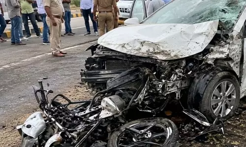 कार-बाइक की भिड़ंत में दो लोगों की मौत कार-बाइक की भिड़ंत में दो लोगों की मौत