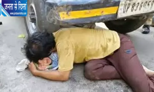 फिरोजाबाद में गिरफ्तारी से बचने की खौफनाक कोशिश, बेटी को पहिये के नीचे रखा फिरोजाबाद में गिरफ्तारी से बचने की खौफनाक कोशिश, बेटी को पहिये के नीचे रखा