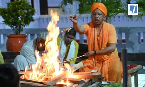 महाष्टमी पर सीएम योगी ने गोरखनाथ मंदिर में की महानिशा पूजा महाष्टमी पर सीएम योगी ने गोरखनाथ मंदिर में की महानिशा पूजा
