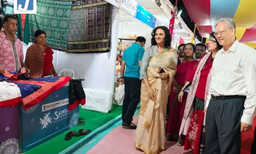 विजयवाड़ा के सरस मेले में पहुंचे चीनी राजदूत विजयवाड़ा के सरस मेले में पहुंचे चीनी राजदूत
