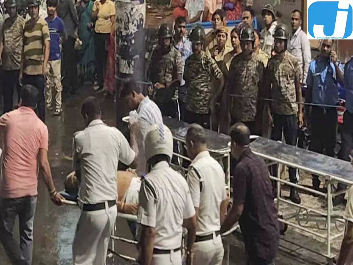 कोलकाता भगदड़ में मां को खोने वाले बेटे ने बयां किया खौफनाक मंजर कोलकाता भगदड़ में मां को खोने वाले बेटे ने बयां किया खौफनाक मंजर