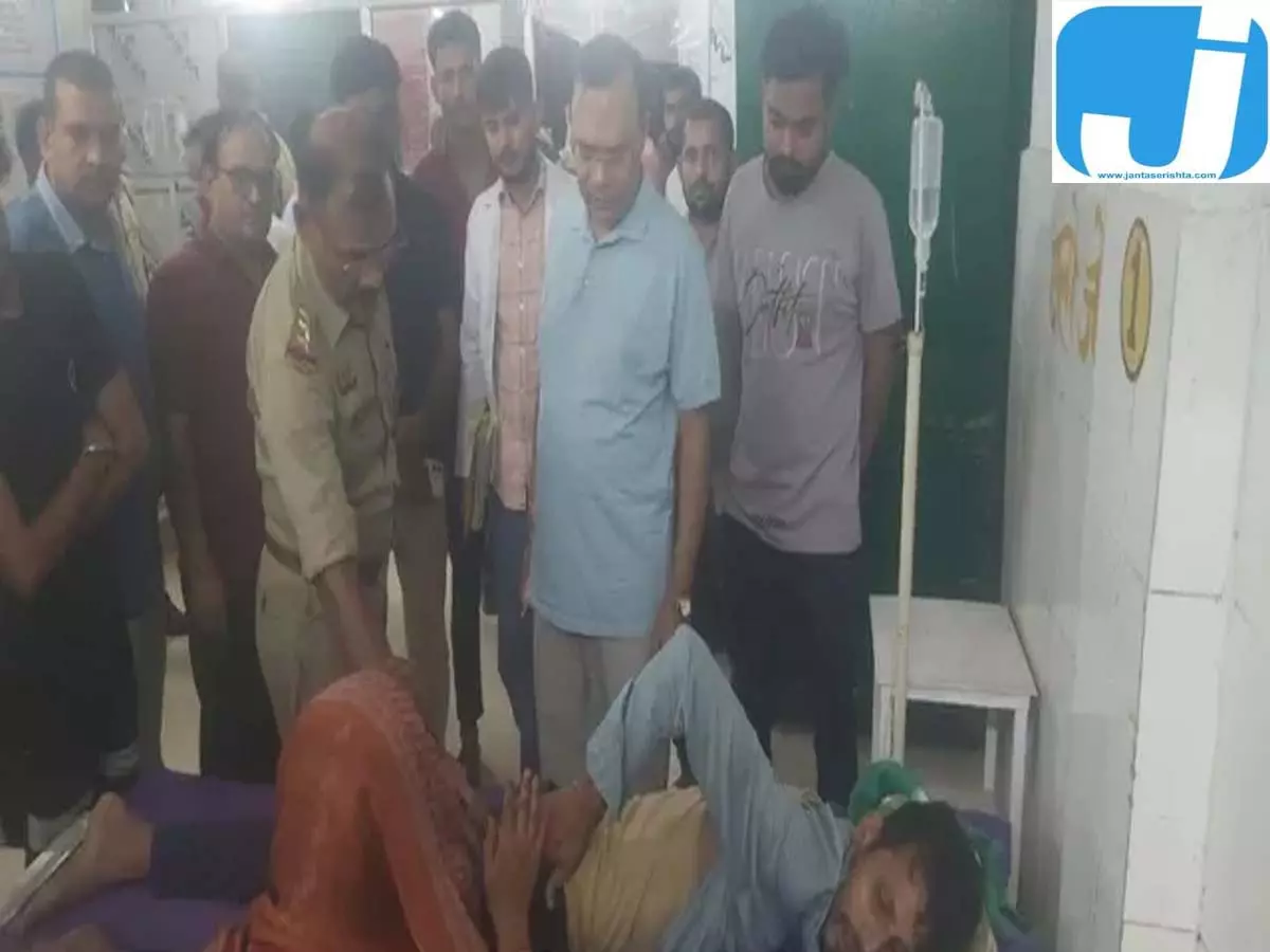 आरती के बाद वीडियो देख रहे लोगों पर चढ़ी कार, चार घायल आरती के बाद वीडियो देख रहे लोगों पर चढ़ी कार, चार घायल