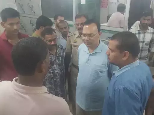 तेज रफ्तार कार ने दुर्गा पंडाल के बाहर बैठे लोगों को रौंदा, 3 की मौत तेज रफ्तार कार ने दुर्गा पंडाल के बाहर बैठे लोगों को रौंदा, 3 की मौत