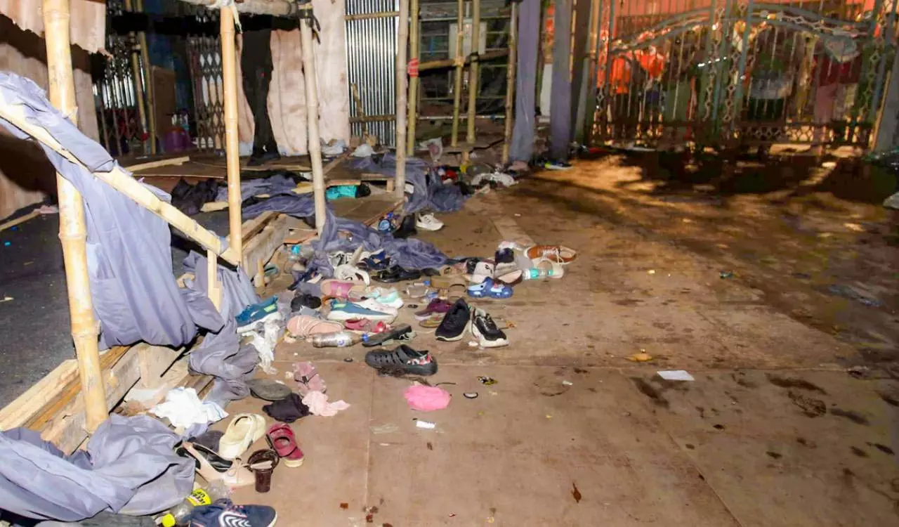 कोलकाता में दुर्गा पूजा के दौरान भगदड़, 17 लोगों की मौत, 25 घायल कोलकाता में दुर्गा पूजा के दौरान भगदड़, 17 लोगों की मौत, 25 घायल