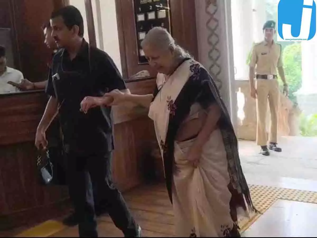 CM मोहन यादव से मिलने पहुंचीं सुमित्रा महाजन, बाहर निकलते ही बोलीं- नौकरी मांगने आई थी CM मोहन यादव से मिलने पहुंचीं सुमित्रा महाजन, बाहर निकलते ही बोलीं- नौकरी मांगने आई थी