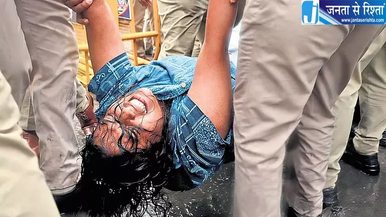बेंगलुरु में SIR के खिलाफ प्रदर्शन पर पुलिस का एक्शन, दर्जनों कार्यकर्ता हिरासत में बेंगलुरु में SIR के खिलाफ प्रदर्शन पर पुलिस का एक्शन, दर्जनों कार्यकर्ता हिरासत में
