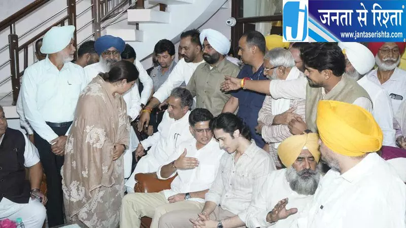 मोगा ज्वैलर हत्याकांड: पीड़ित परिवार से मिले परगट सिंह और सचिन पायलट मोगा ज्वैलर हत्याकांड: पीड़ित परिवार से मिले परगट सिंह और सचिन पायलट