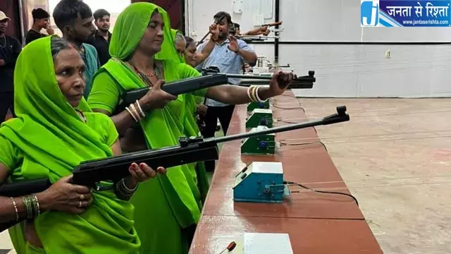 घूंघट छोड़ राइफल थाम रहीं गांव की महिलाएं, वाराणसी में 400 महिलाओं ने साधा निशाना घूंघट छोड़ राइफल थाम रहीं गांव की महिलाएं, वाराणसी में 400 महिलाओं ने साधा निशाना