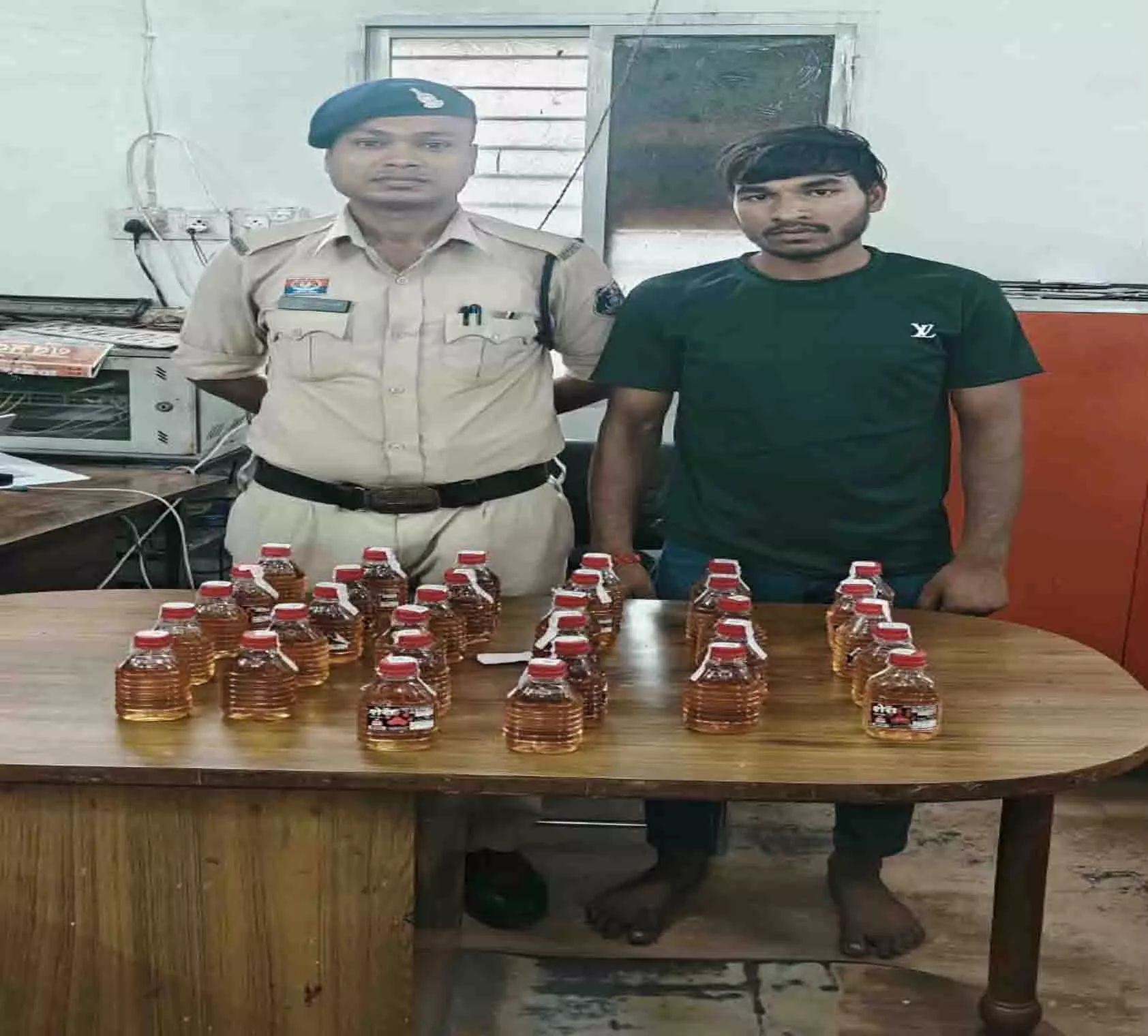 अवैध शराब के खिलाफ बड़ा एक्शन, 32 पौवा के साथ युवक गिरफ्तार अवैध शराब के खिलाफ बड़ा एक्शन, 32 पौवा के साथ युवक गिरफ्तार