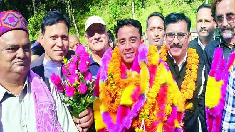 पलकों पर बिठाए रजत पदक विजेता सावन पलकों पर बिठाए रजत पदक विजेता सावन