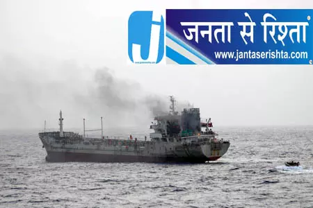 समुद्र में तेल टैंकर बना निशाना, सऊदी तट के पास हमला समुद्र में तेल टैंकर बना निशाना, सऊदी तट के पास हमला