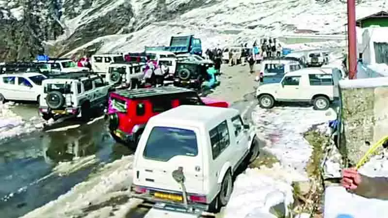 बर्फ ने खींचे सैलानी, वीकेंड पर रोहतांग में सैलानियों का मेला, कारोबारी खुश बर्फ ने खींचे सैलानी, वीकेंड पर रोहतांग में सैलानियों का मेला, कारोबारी खुश