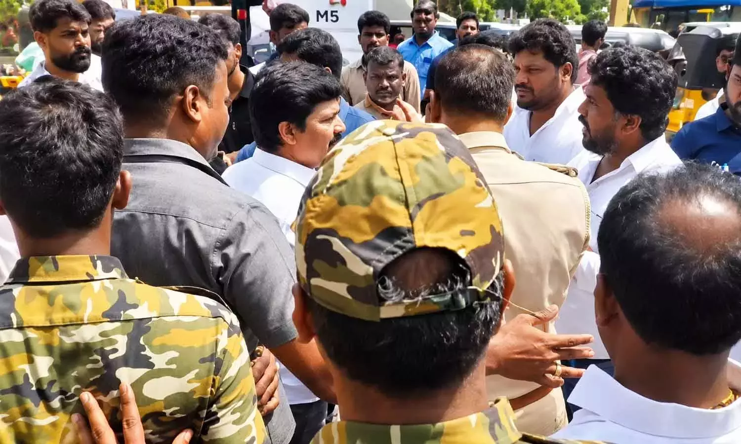 नामांकन केंद्र पर पहचान पत्र मांगे जाने पर सांसद ने पुलिस की मंशा पर उठाए सवाल नामांकन केंद्र पर पहचान पत्र मांगे जाने पर सांसद ने पुलिस की मंशा पर उठाए सवाल