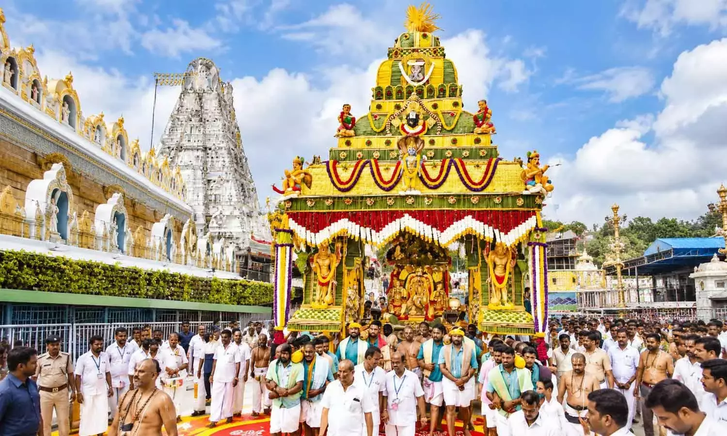 श्री मलयप्पा स्वामी गोवर्धन गिरिधर श्री कृष्ण के रूप में भक्तों को आशीर्वाद देते हैं श्री मलयप्पा स्वामी गोवर्धन गिरिधर श्री कृष्ण के रूप में भक्तों को आशीर्वाद देते हैं