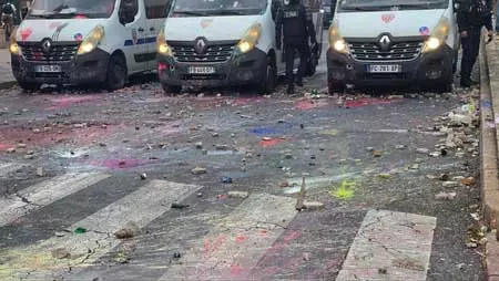 फ्रांस में भीषण दंगों के बाद सफाई और नुकसान का आकलन शुरू फ्रांस में भीषण दंगों के बाद सफाई और नुकसान का आकलन शुरू
