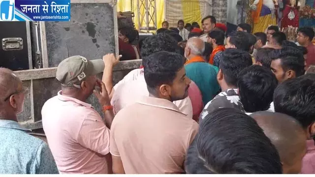 दुर्गा पूजा के बीच बवाल, साउंड सिस्टम जब्त करने पर भड़के श्रद्धालु दुर्गा पूजा के बीच बवाल, साउंड सिस्टम जब्त करने पर भड़के श्रद्धालु