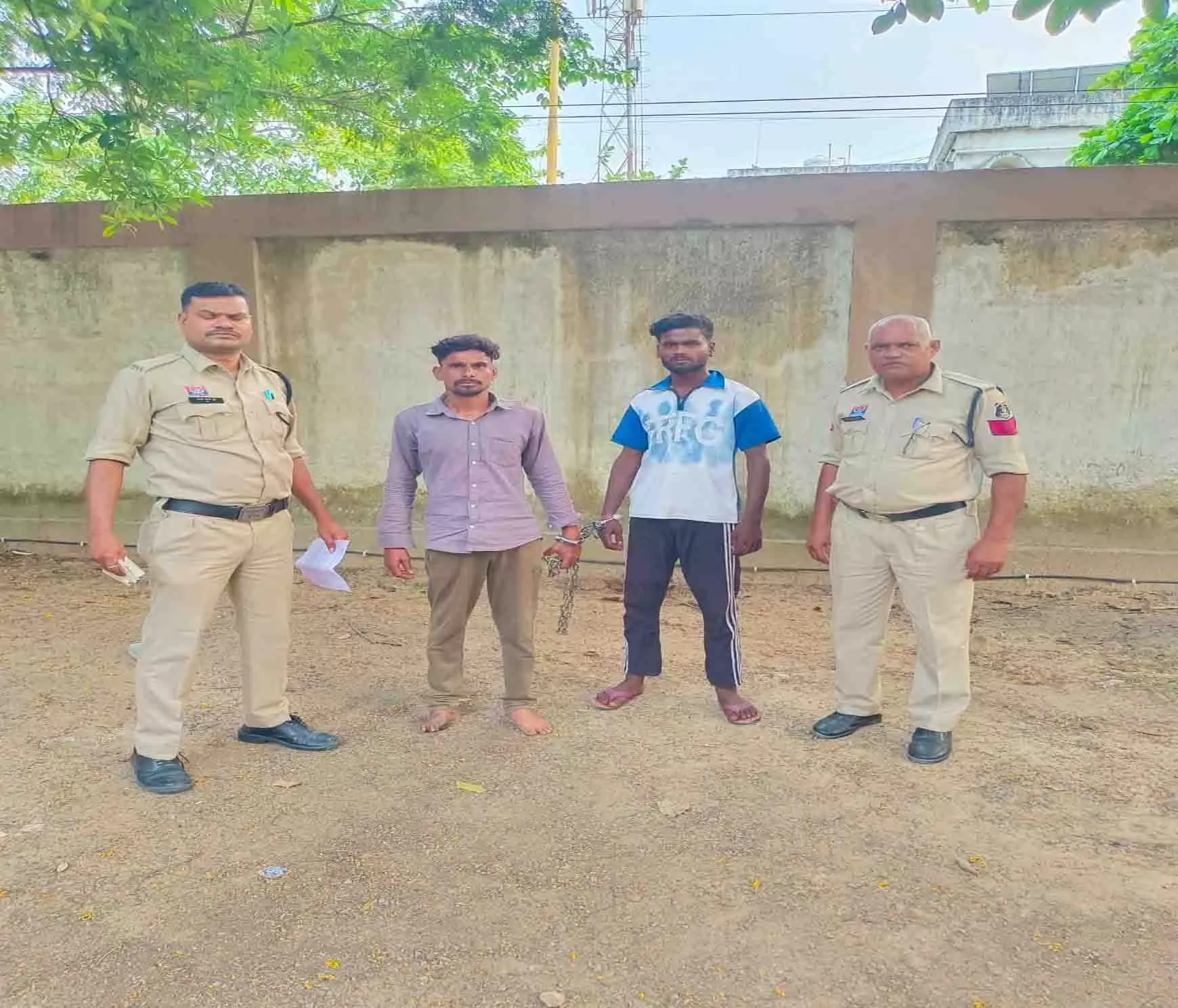 राहगीर से मोबाइल और नगदी की लूट, माइनिंग कर्मचारी बने 2 बदमाश राहगीर से मोबाइल और नगदी की लूट, माइनिंग कर्मचारी बने 2 बदमाश