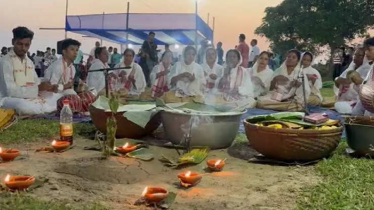 असम: कटी बिहू पर किसानों ने खेत-खलिहानों में जलाए मिट्टी के दीये असम: कटी बिहू पर किसानों ने खेत-खलिहानों में जलाए मिट्टी के दीये