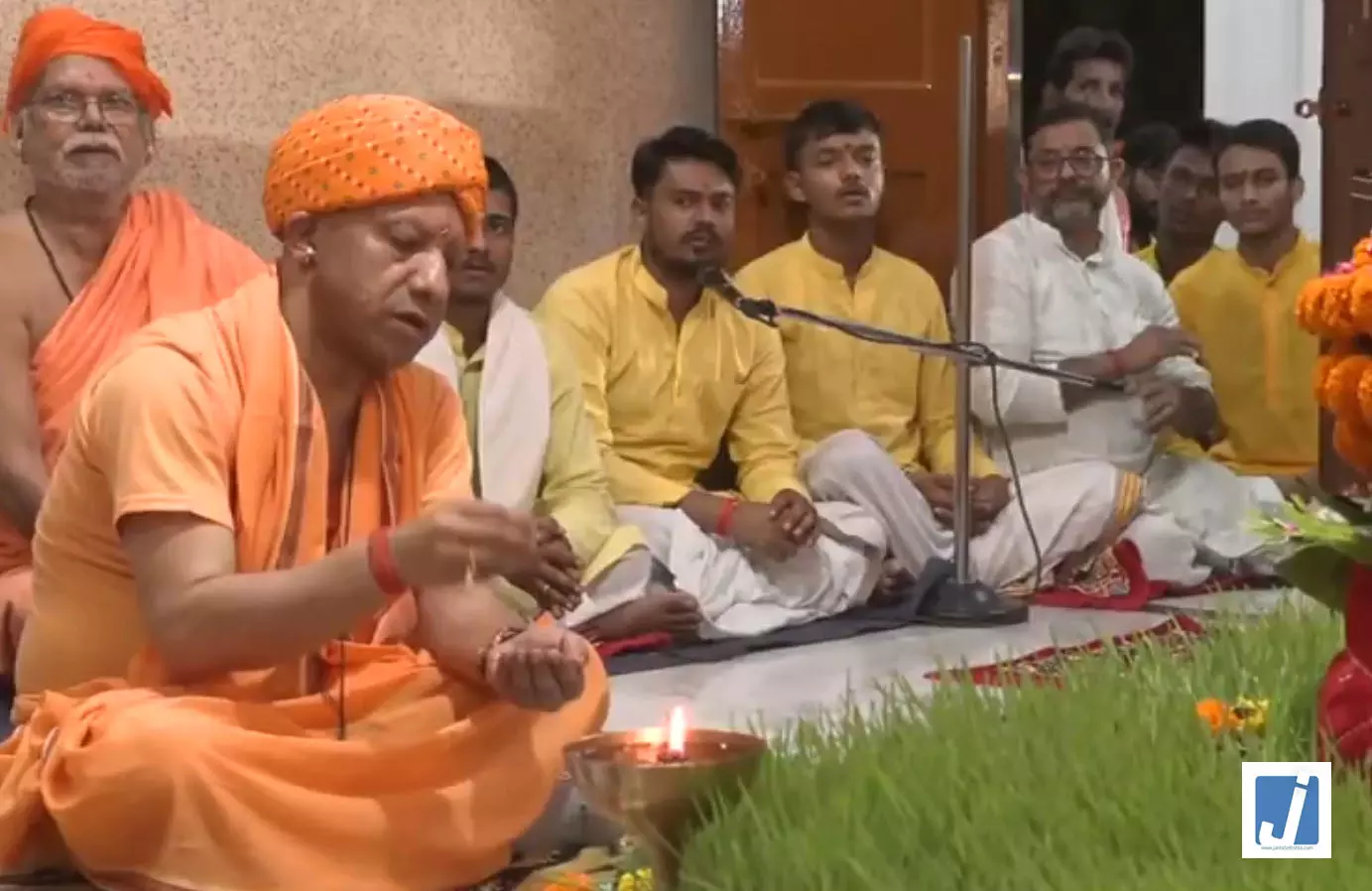 महाअष्टमी पर सीएम योगी ने गोरखनाथ मंदिर में की विशेष निशा पूजा महाअष्टमी पर सीएम योगी ने गोरखनाथ मंदिर में की विशेष निशा पूजा