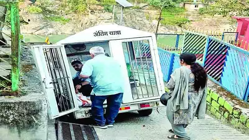 अंतिम यात्रा के दौरान फंसा शव वाहन अंतिम यात्रा के दौरान फंसा शव वाहन