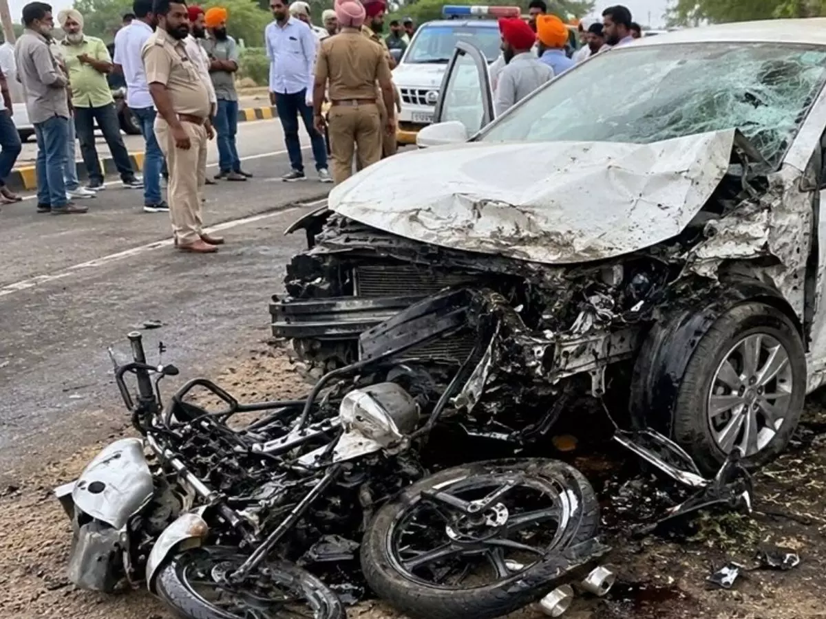 कार-बाइक की भिड़ंत में दो लोगों की मौत कार-बाइक की भिड़ंत में दो लोगों की मौत
