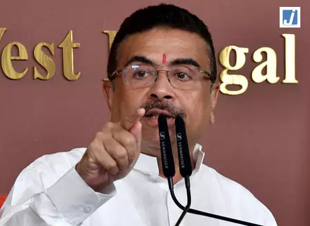भगदड़ के बाद एक्शन में बंगाल सरकार, तीन दुर्गा पूजा समितियों को नोटिस भगदड़ के बाद एक्शन में बंगाल सरकार, तीन दुर्गा पूजा समितियों को नोटिस