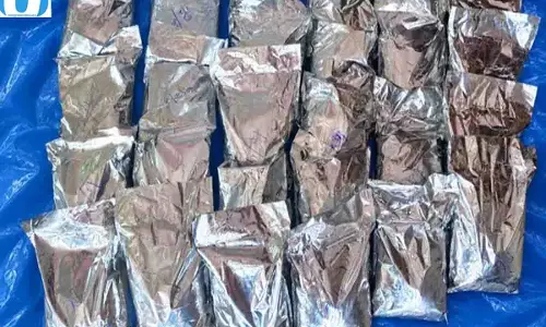 DRI की बड़ी कार्रवाई; 100 करोड़ की ड्रग्स के साथ 10 लाख रुपये नकद जब्त