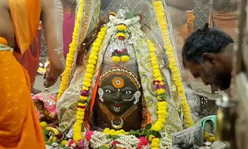 Mahakal: महाअष्टमी के अवसर पर देवी स्वरूप में सजे बाबा महाकाल, चांदी और स्वर्ण आभूषणों से भव्य शृंगार