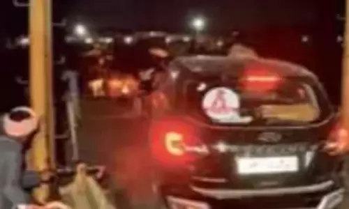 बिहार में एमएलसी पर नियम तोड़ने का आरोप, अधिकारियों के रोकने के बावजूद जहाज पर चढ़ाई कार