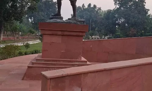 पंजाब में ऐतिहासिक स्मारक पर चोरी की वारदात, इलाके में मचा हड़कंप पंजाब में ऐतिहासिक स्मारक पर चोरी की वारदात, इलाके में मचा हड़कंप