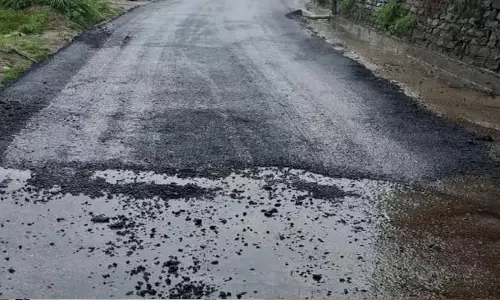 वेयर हाउस की सड़क को मिलेगी नई परत, तारकोल बिछाने का काम शुरू