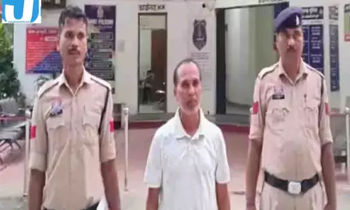 ऋषि-मुनियों पर आपत्तिजनक पोस्ट! आरोपी शिक्षक पुलिस को देखकर की भागने की कोशिश